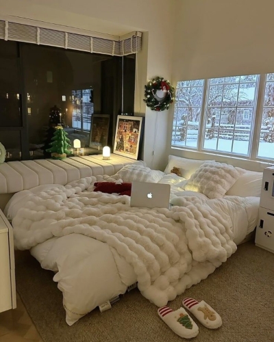 A Cozy Christmas Bedroom Retreat: A Blend of Comfort and Festivity