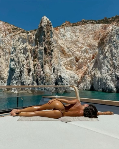 Cliffside Retreat: Unwinding by Nature's Majestic Beauty
