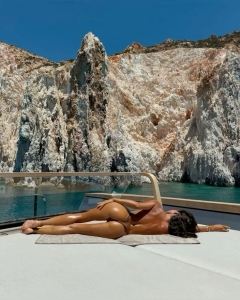 Cliffside Retreat: Unwinding by Nature's Majestic Beauty