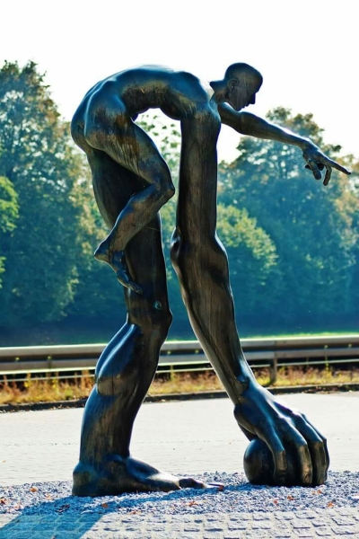 Monument of Connection: A Metal Sculpture Reflecting Human Bond