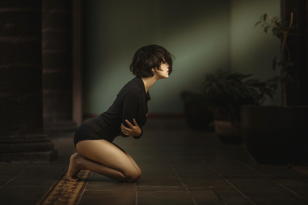 The Enigma of a Woman Kneeling in Solitude: A Puzzle Idea Unfolding