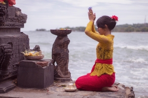 Traditional Rituals by the Sea: A Moment of Solace in Women's Culture